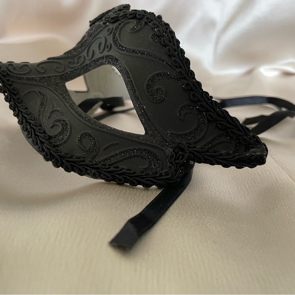 Mask - Picture 3 of 4